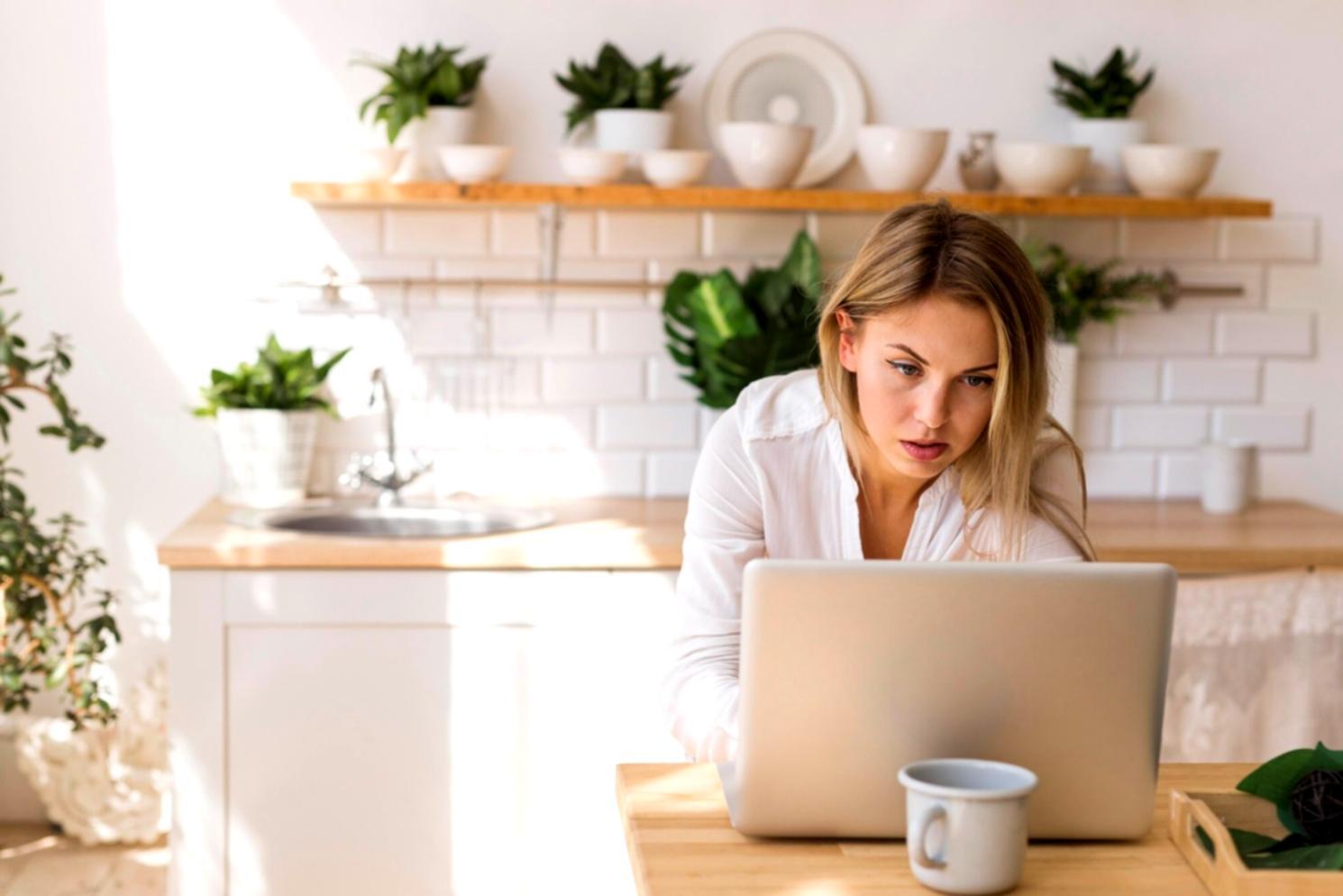 Modernes Büro mit digitaler Ausstattung