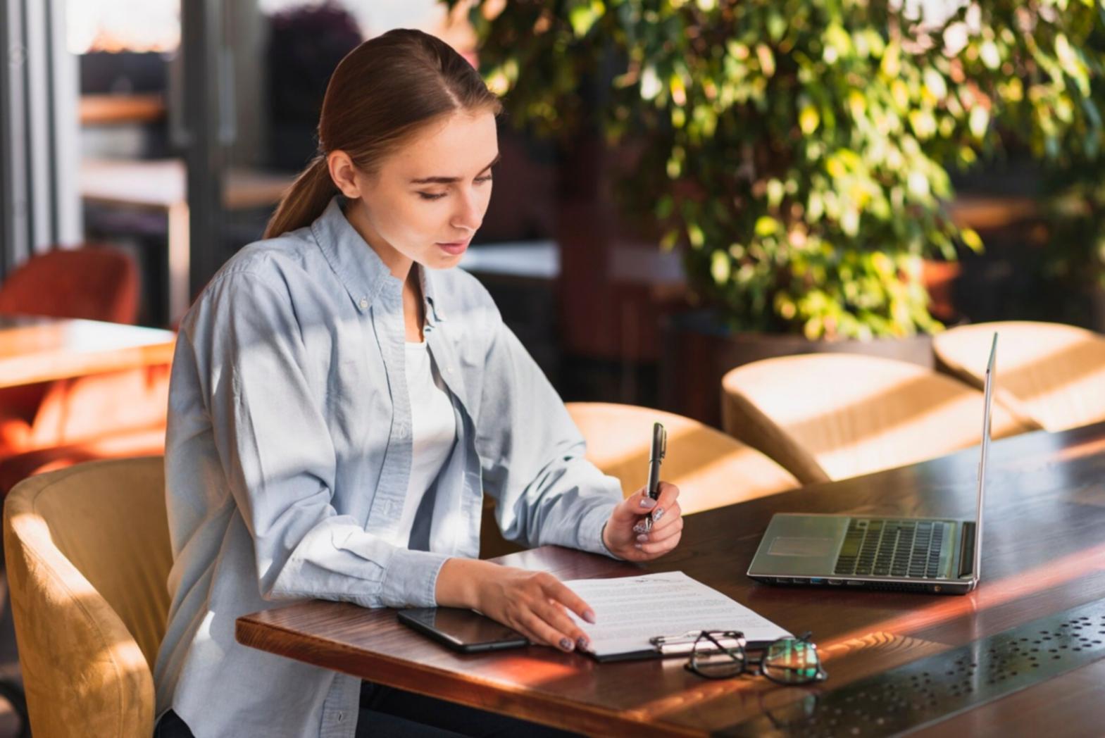 Hochmodernes Büro mit KI-Technologie